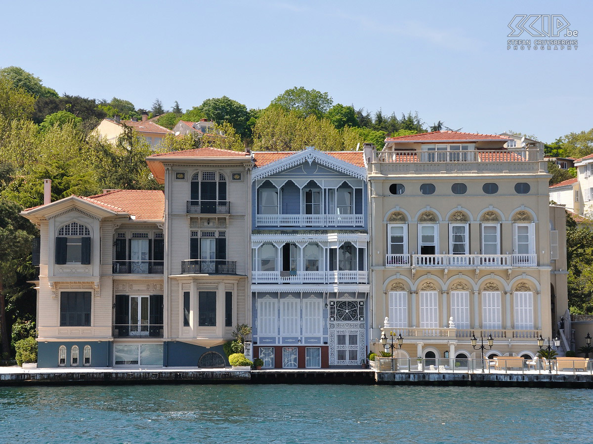 Yeniköy We maken ook een tocht op de Bosporus vanuit Eminönü naar de Zwarte Zee in Anadolu Kavagi. We passeren verschillende paleizen, het fort van Europa, het fort van Azië en in de buurt van Yeniköy zien we prachtige yalis (19e eeuwse villa's) aan het water. Stefan Cruysberghs